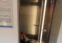 Ascensore trasformato in dormitorio alla Cavallerizza